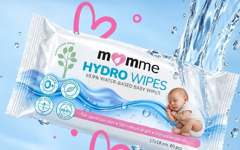 Paczka chusteczek nawilżanych Momme HYDRO WIPES na tle strumienia wody (grafika wygenerowana przez AI)